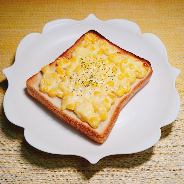 隠し味に国産チーズ♡マヨコーントースト♡